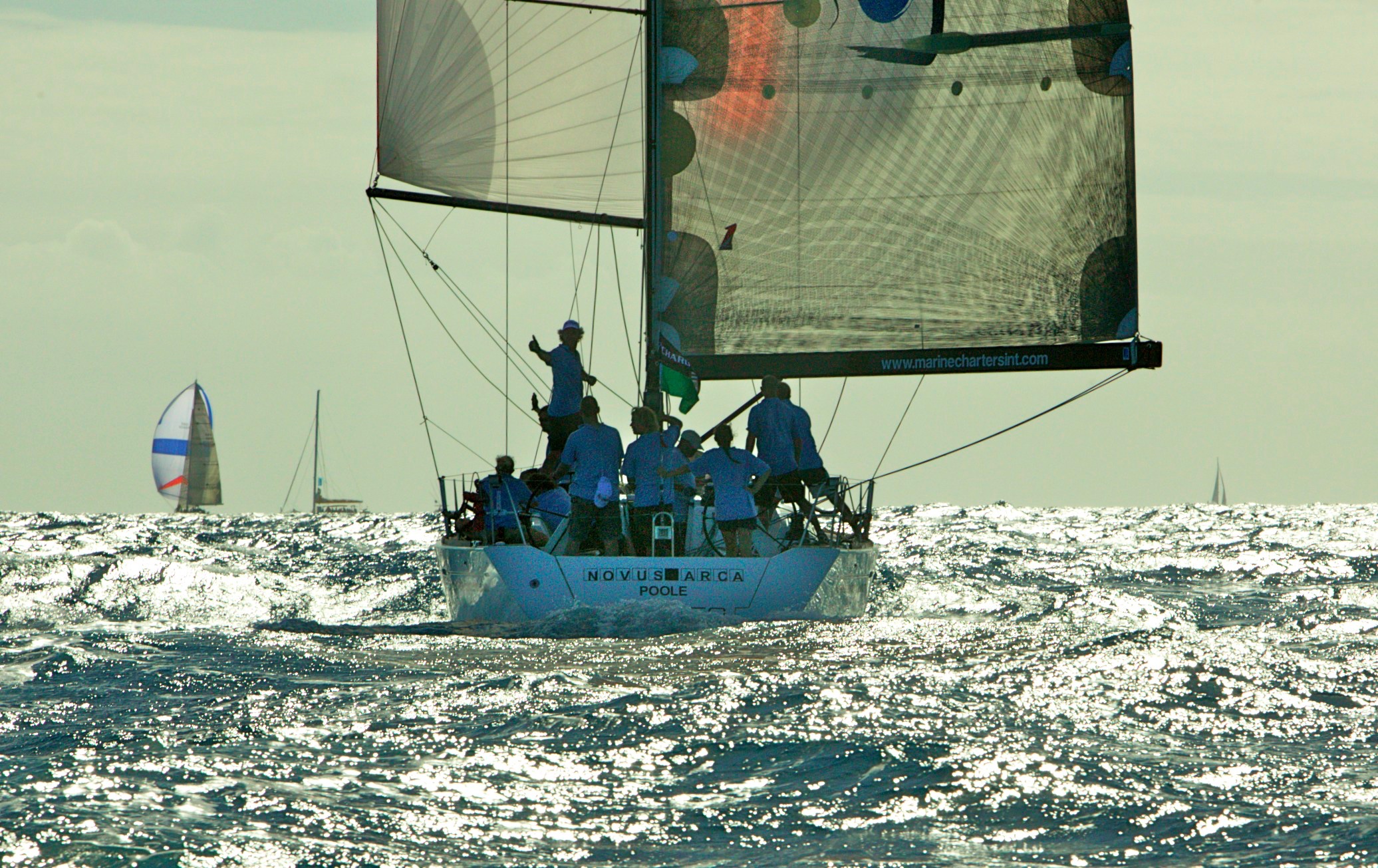 Bateau de course à la voile en navigation